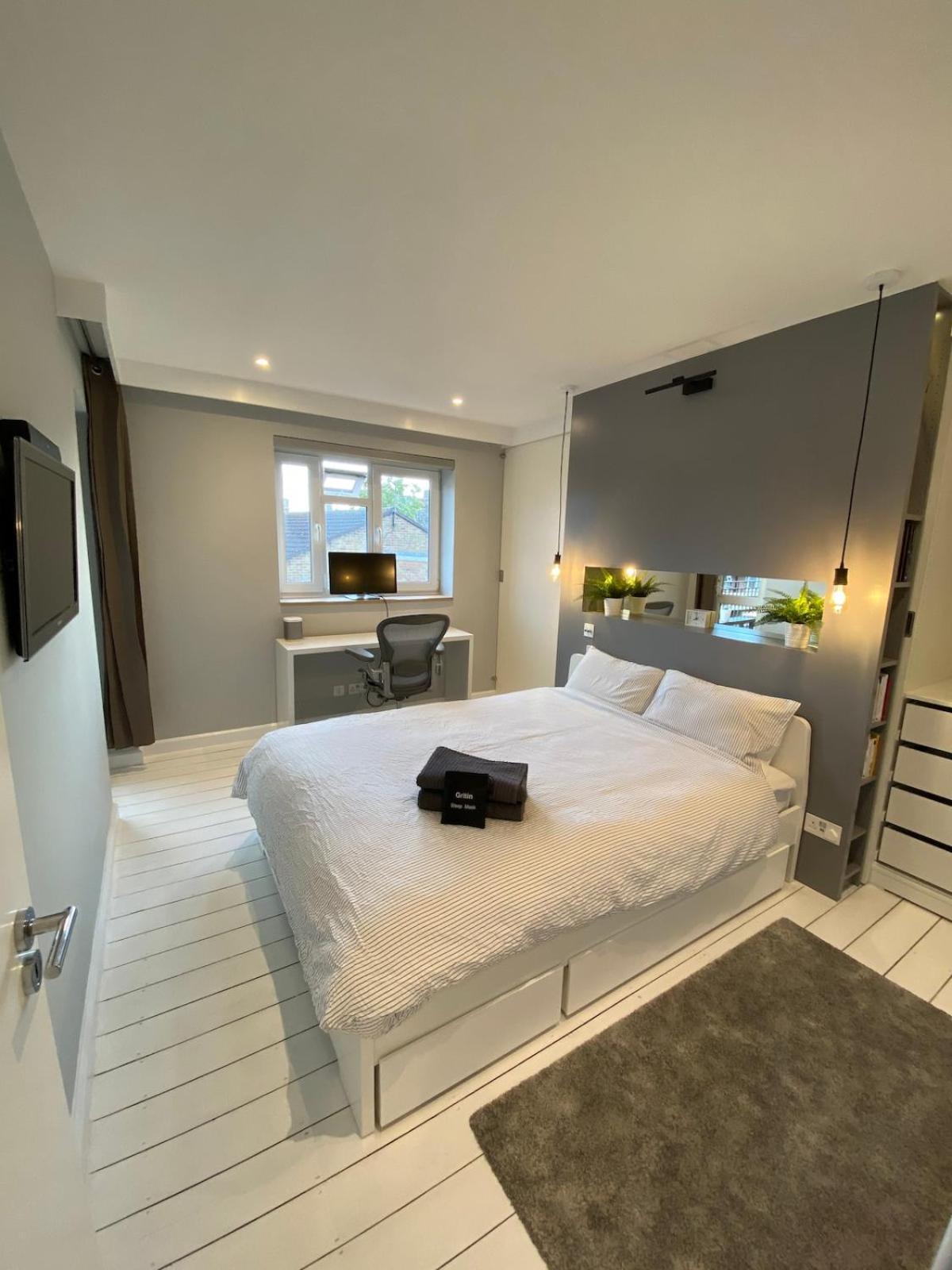 Newly Renovated - 70m2 Modern & Cosy - Balcony Apartment London